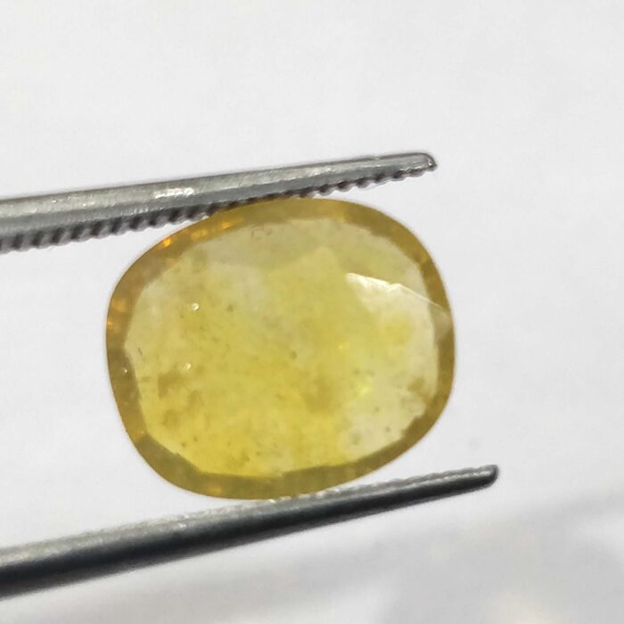3.77 ct / 4.18 Ratti Pukhraj  | Yellow Sapphire with Certificate Oval Cut - Image 2